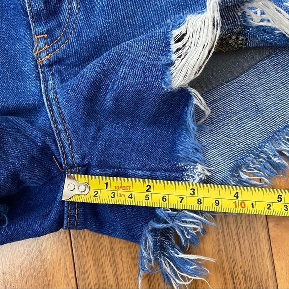 ZARA Embroidered Distressed
Ripped Denim Jean Shorts Frayed Hem, sz 2 - Picture 14 of 15